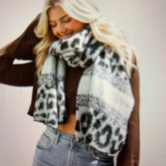 Finley Leopard Print Scarf - Picture 4 of 4